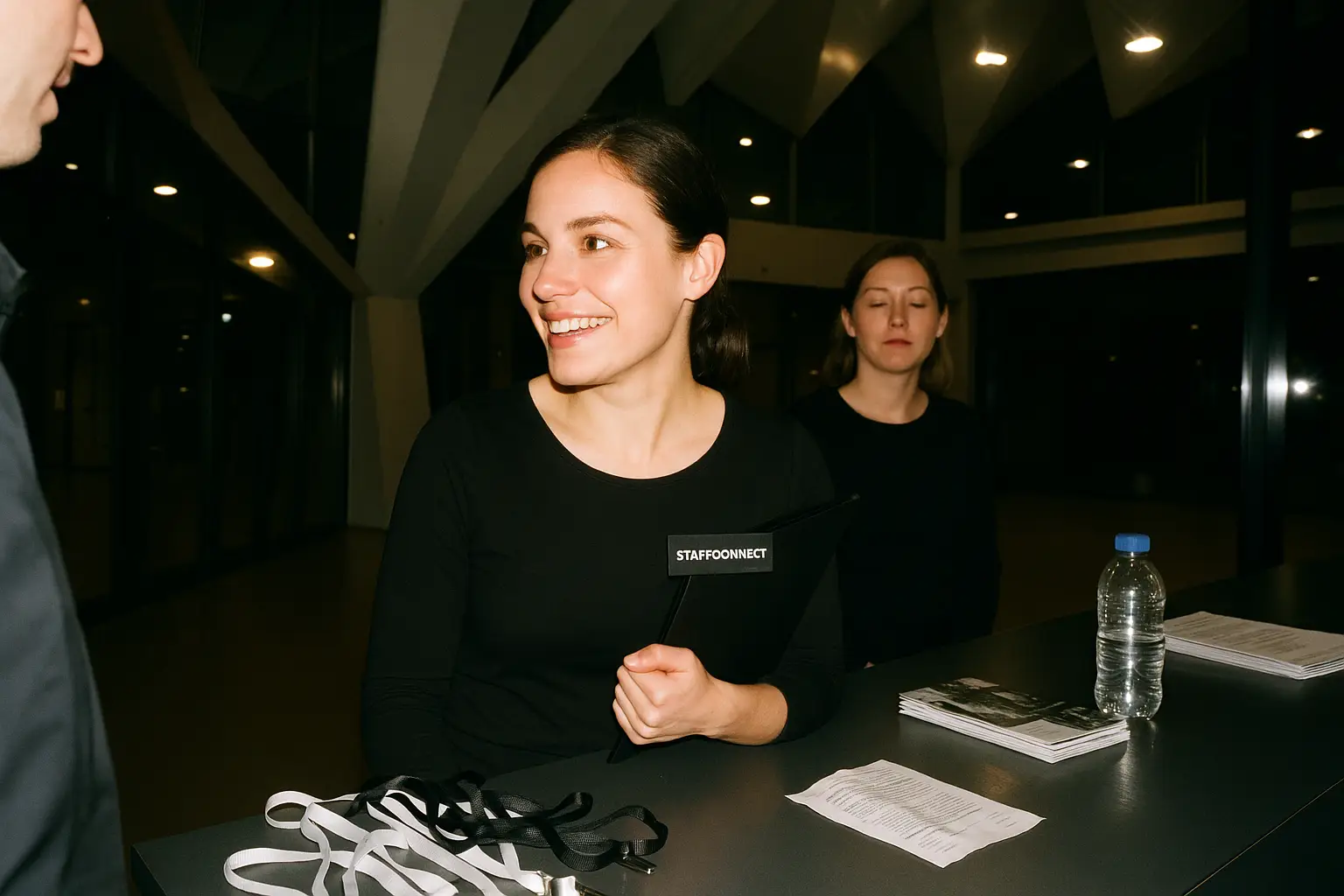 Veranstaltungspersonal beim Check-in in Berlin